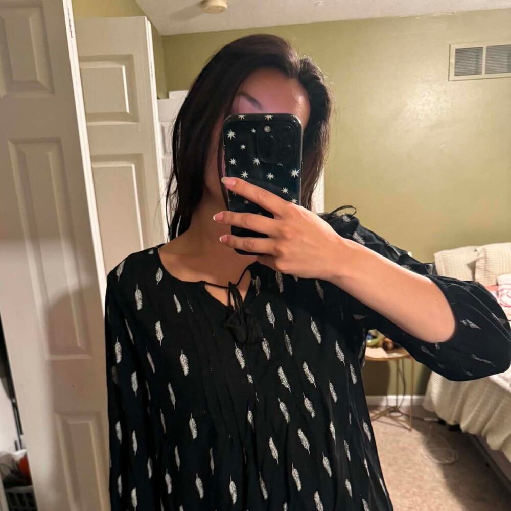 Black and white feather print by Sonoma